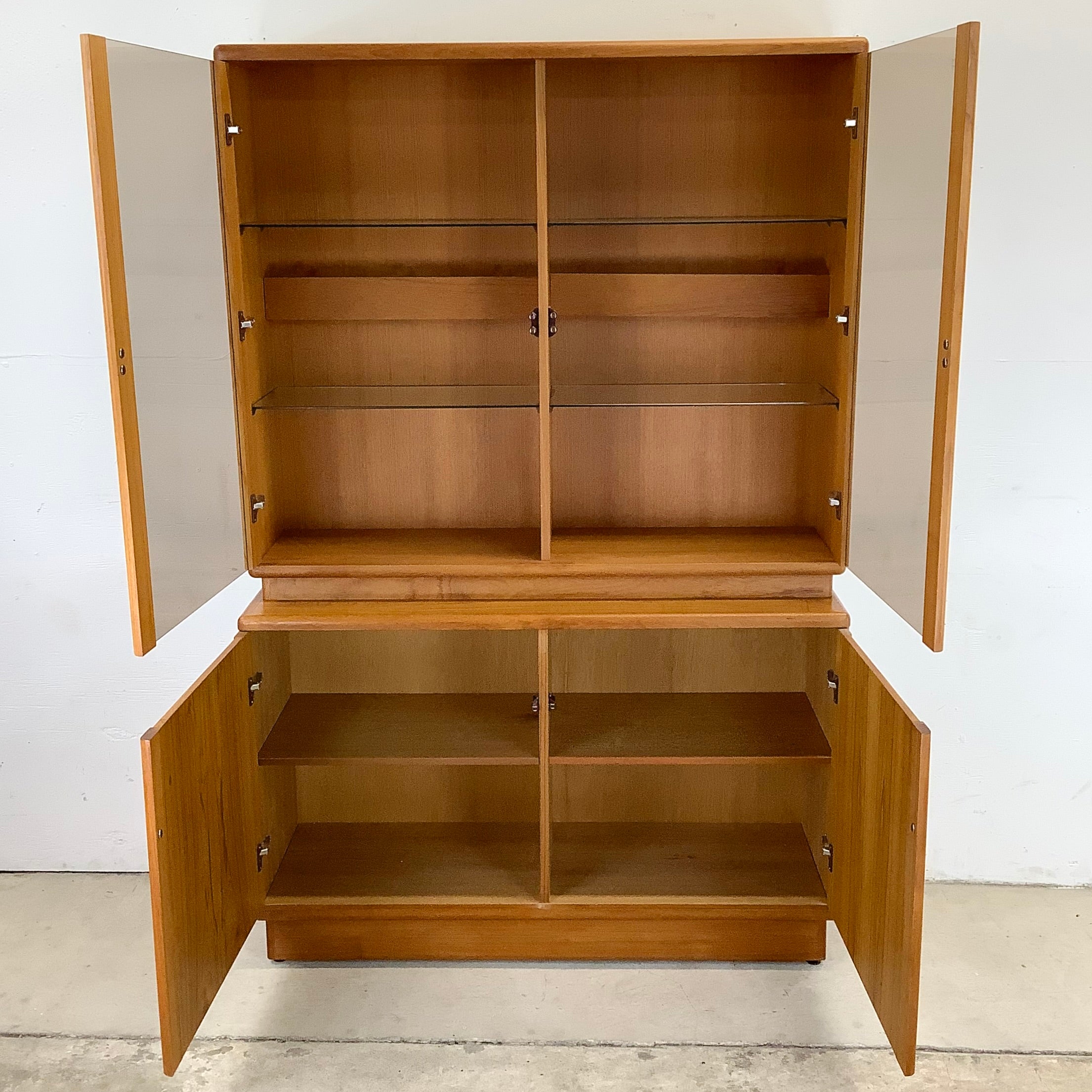 Second hand outlet hutch